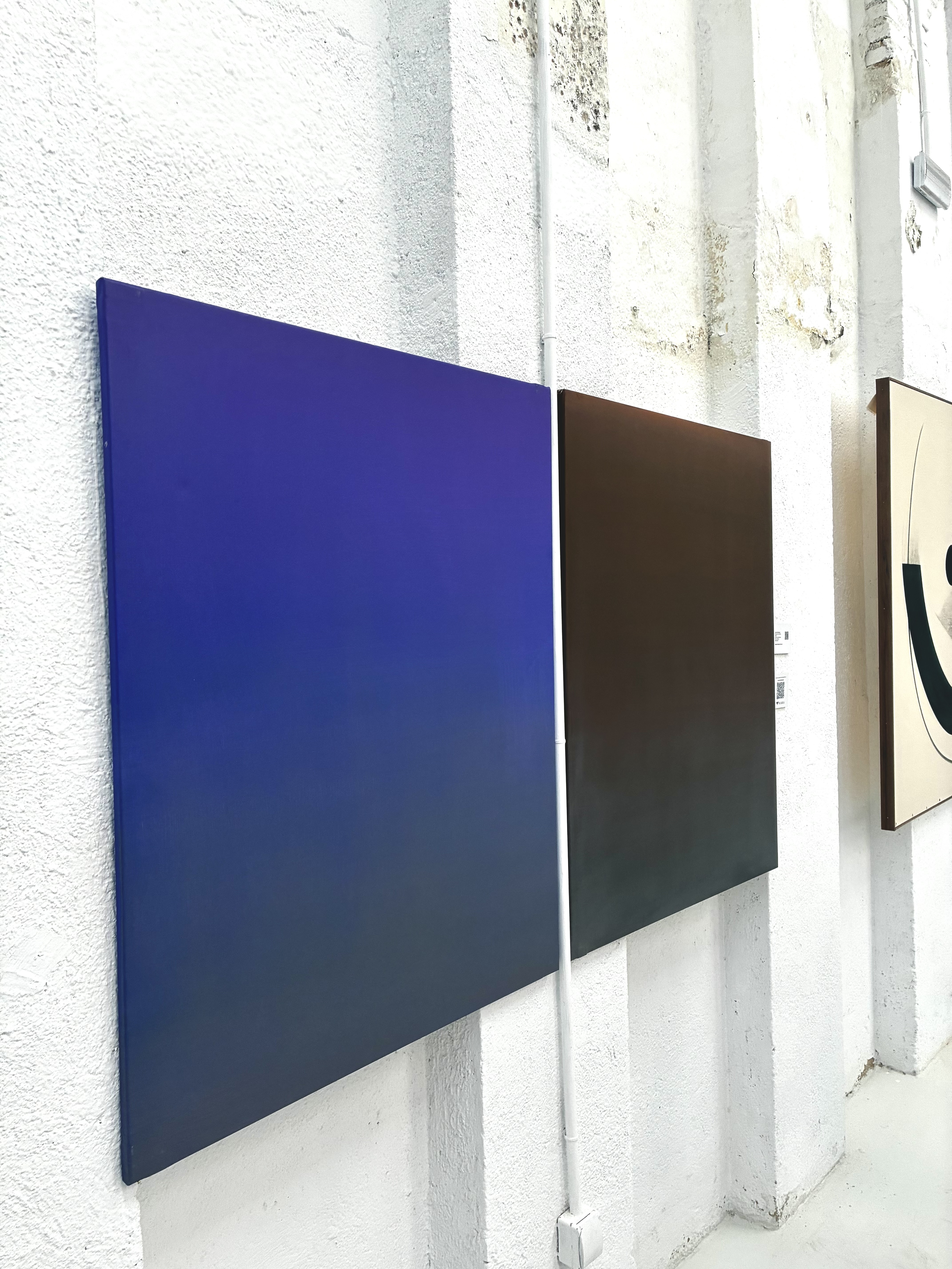 Díptico azul y oscuro expuesto junto a unas ventanas