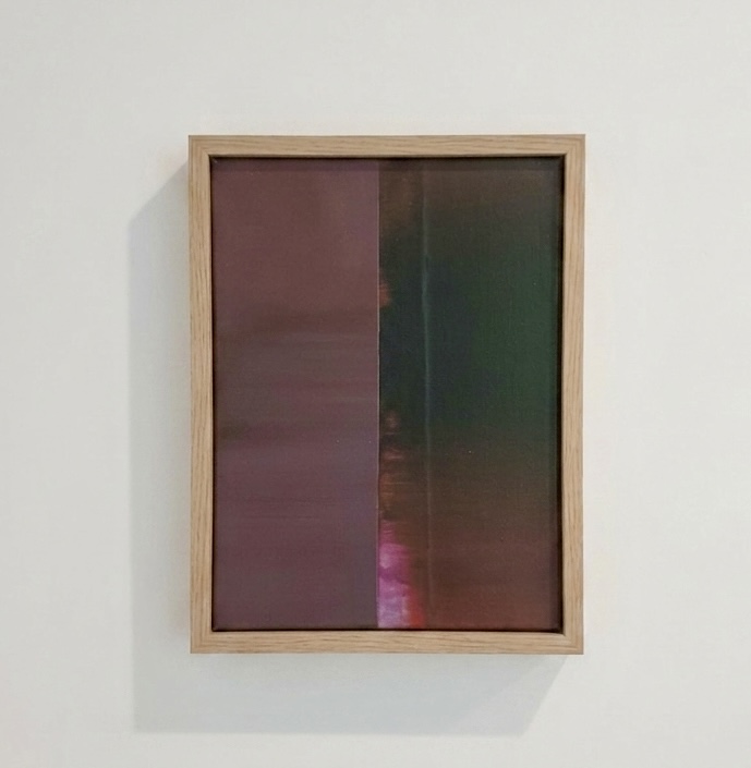 Obra en tonos violetas y verdes con marco de madera